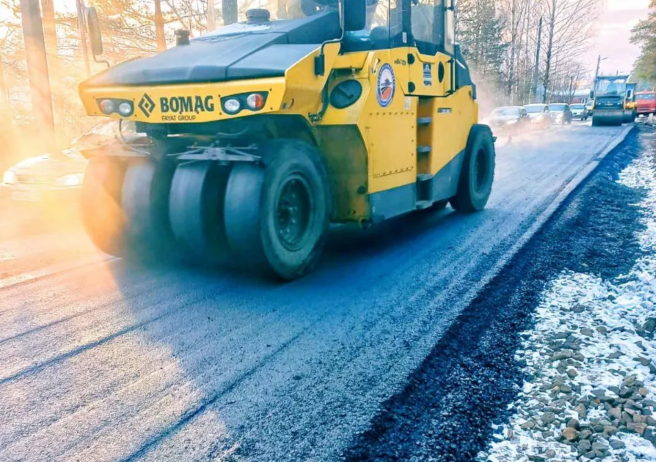 Около Ярославской областной больницы начали укладку асфальта