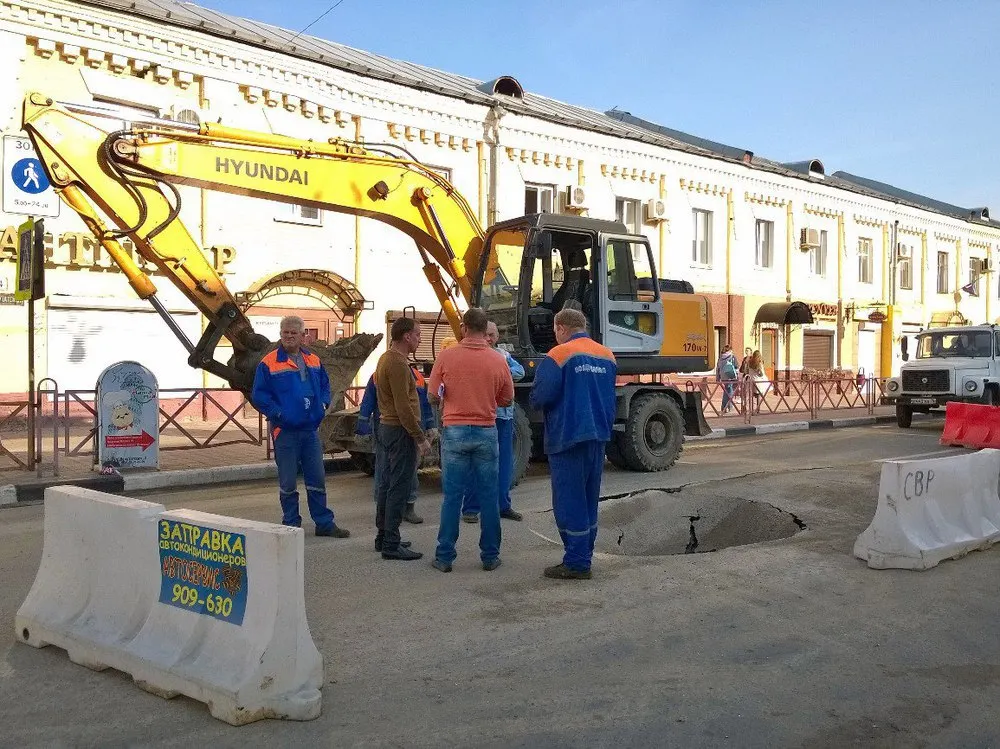 В Ярославле снова провалился асфальт посреди дороги