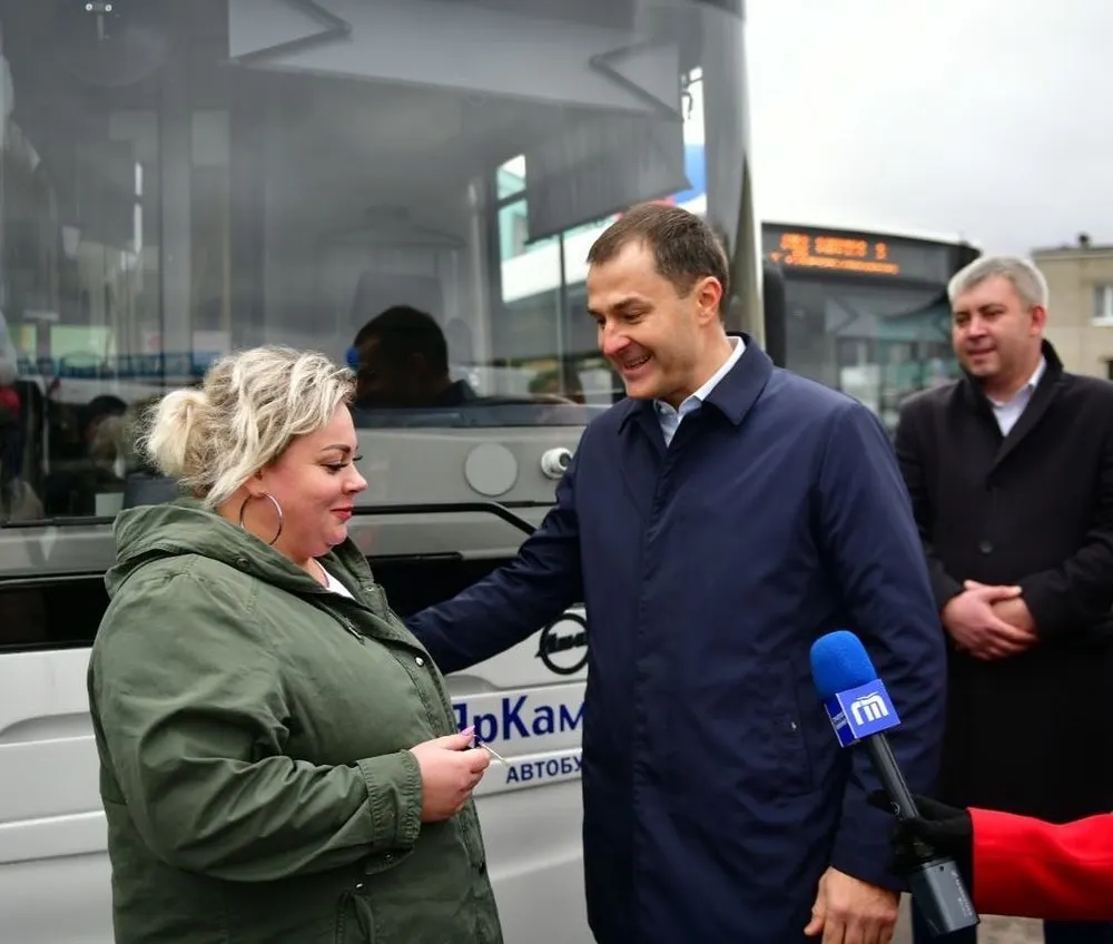 Мэр Ярославля вручил водителям ПАТП-1 ключи от новых автобусов: фото