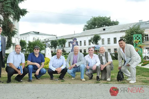 В Ярославле прошла презентация цветочных композиций «Ярославль многоликий», расположенных возле часовни Александра Невского. Фоторепортаж