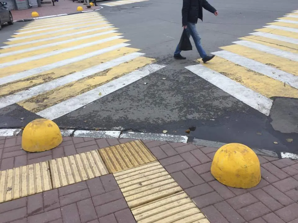 В центре Ярославля уложили плитку для слепых с препятствиями