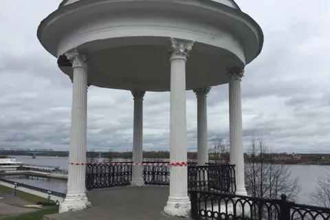 В Ярославле рушится символ города – беседка на Волжской набережной