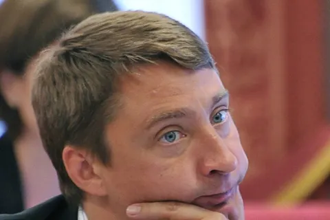 Депутат Ярославской областной Думы Владимир Тихомиров строительство бани в Борисоглебском районе почему-то увязал с борьбой с алкоголем. Фото с заседания Думы