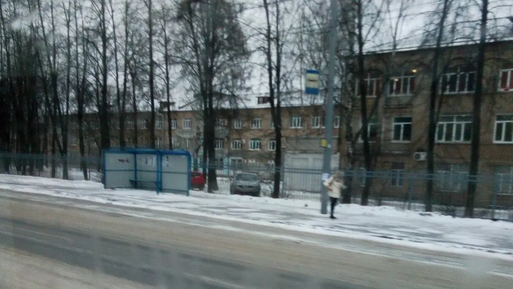 В Ярославле на остановке крышу снесло ветром