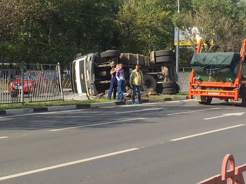 На Московском проспекте в Ярославле перевернулся грузовик