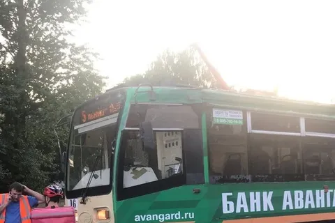 Велосипед искорежен: в Ярославле доставщик еды попал под трамвай