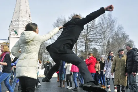 В Ярославле на Советской площади станцевали буги-вуги. Фоторепортаж