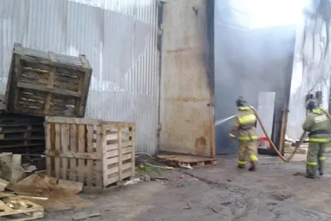В Ростове Великом сгорел мебельный склад