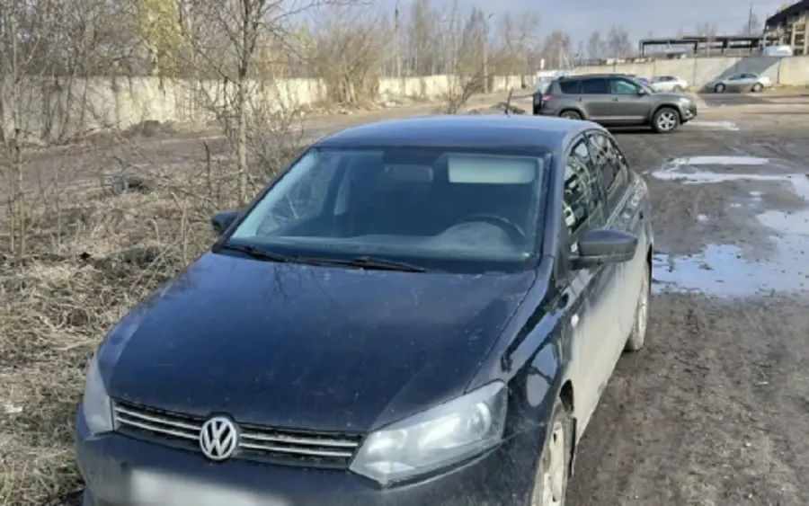 В ярославском дворе нашли машину с убитым мужчиной