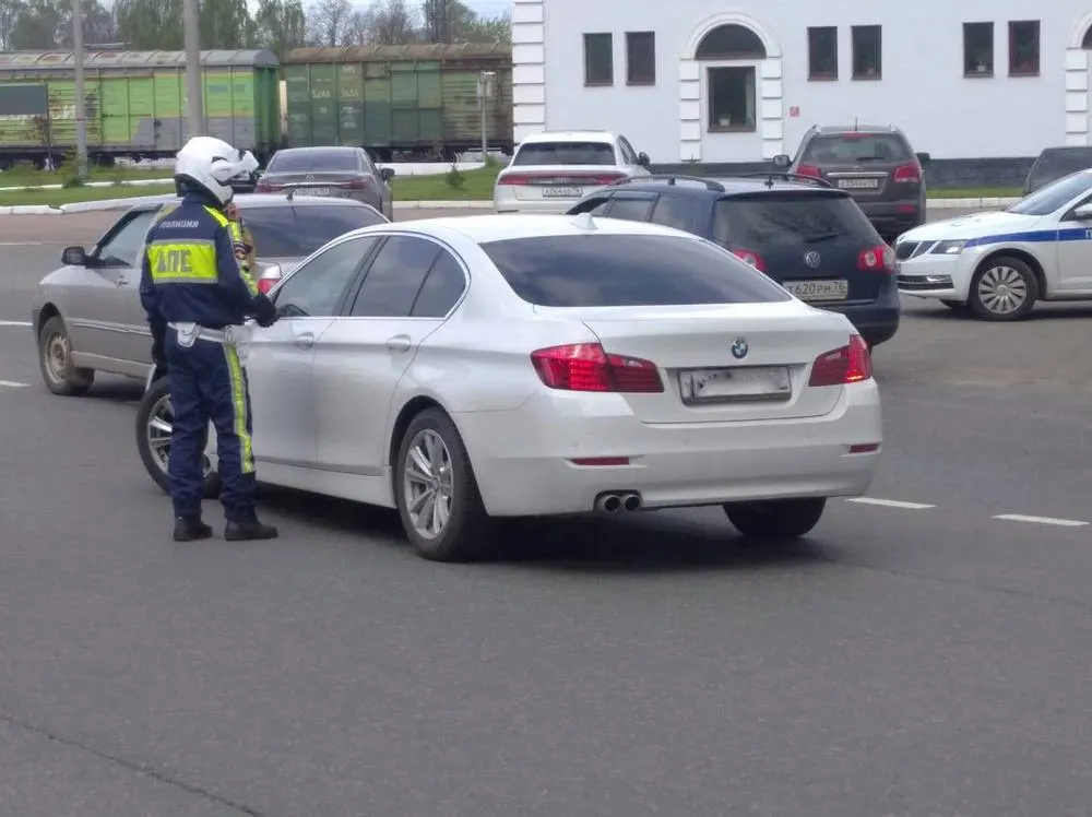 ГИБДД в Ярославле массово проверила тонировку на автомобилях