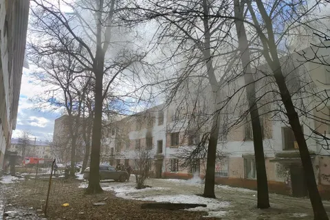 В Ярославле горит расселенный дом на проспекте Октября