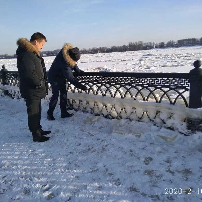 Глава центральных районов Ярославля осмотрел затопленную Волжскую набережную