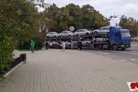 Перевозящий «Лады» автовоз попал в ДТП в центре Ярославля