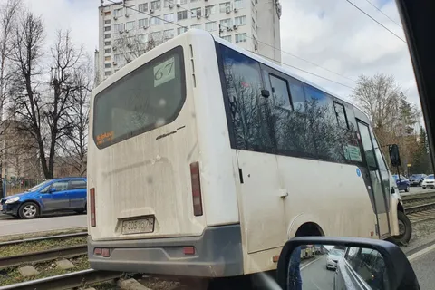 В Ярославле маршрутка застряла на трамвайных путях