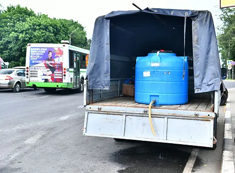 В Ярославле перед Октябрьским мостом поставили бочку с водой