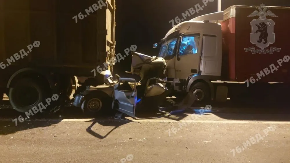 В Ярославской области фуры смяли автомобиль такси – погиб водитель