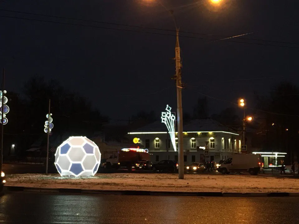 На площади в Ярославле установили гигантский футбольный мяч