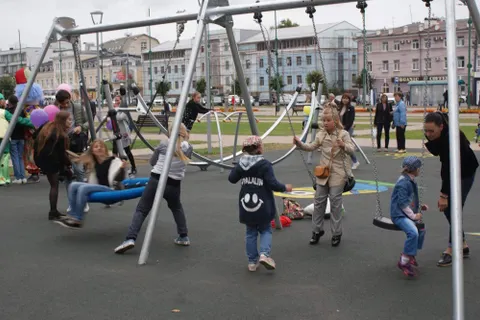 На площади Юности в Ярославле открыли современный детский городок