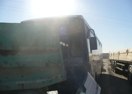 Под Угличем пассажирский автобус столкнулся с грузовым КАМАЗом