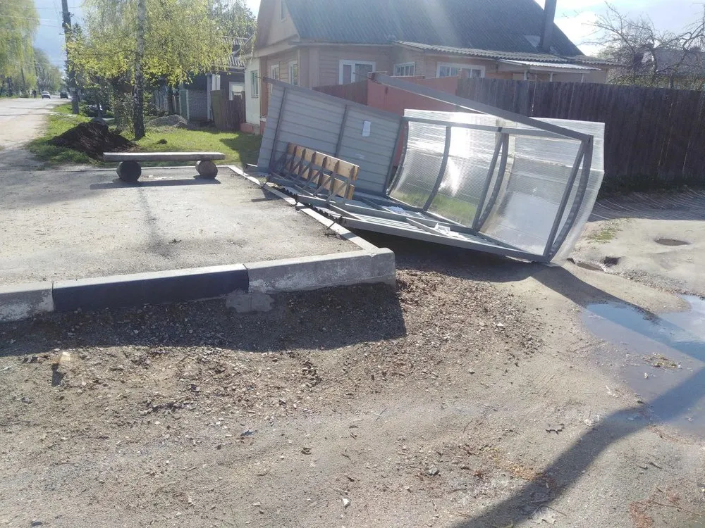 В Переславле-Залесском ветром повалило остановку