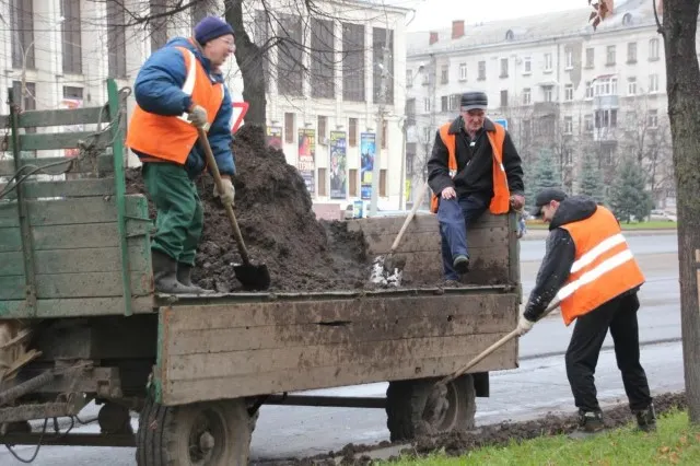 В выходные в Ярославле благоустраивали газоны на проспекте Ленина