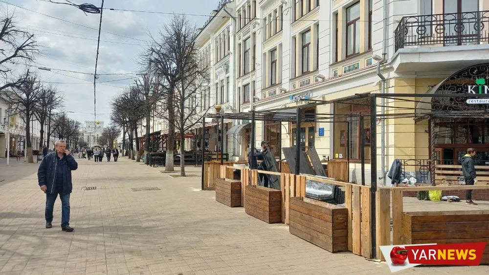В центре Ярославля устанавливают летние кафе