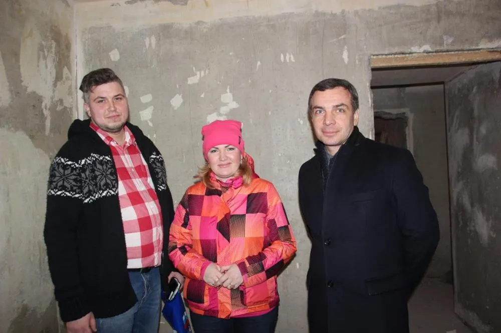 Многодетная семья из Ярославля получила новую трехкомнатную квартиру