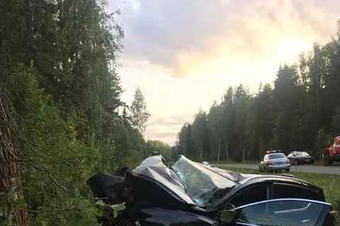 В Ярославской области «Ниссан» врезался в дерево: есть пострадавшие