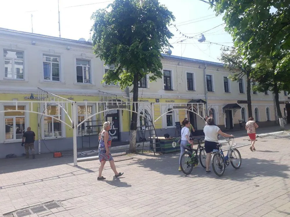 В центре Ярославля устанавливают летние кафе