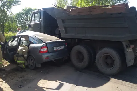 В Рыбинске столкнулись «Лада Приора» и «Камаз»