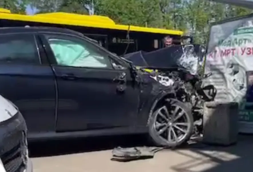 В Ярославле машина врезалась в остановку общественного транспорта