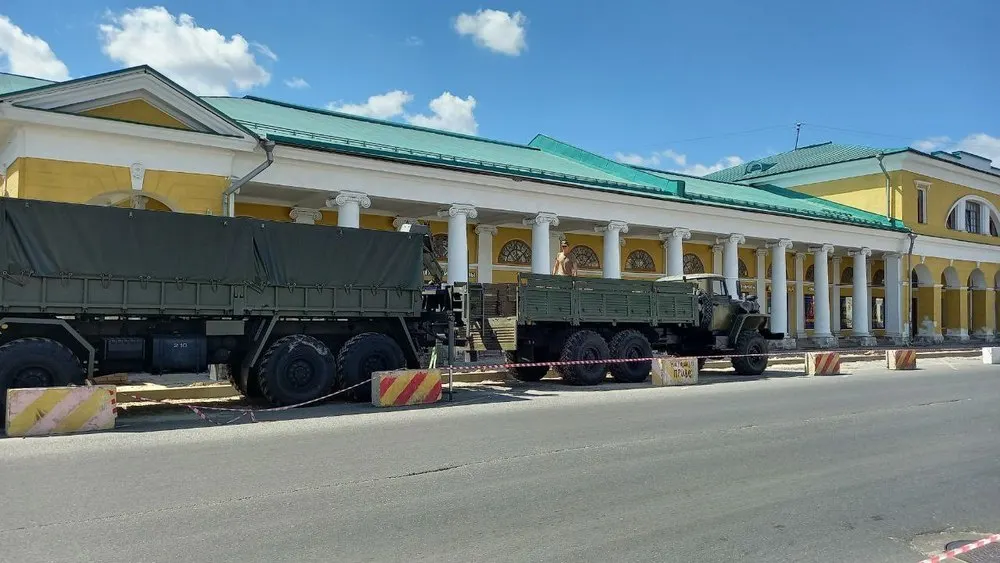 Старую плитку из центра Ярославля передали в военный городок