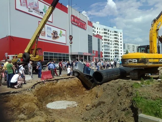 В Ярославле возле магазина «Магнит» машина упала в траншею