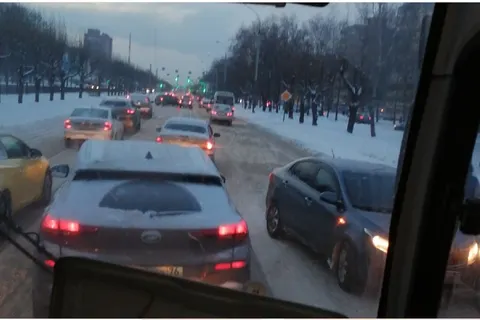 Повремените или выходите раньше: Ярославль превращается в город-пробку
