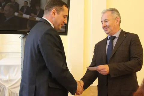 Вновь избранным депутатам муниципалитета Ярославля вручили удостоверения