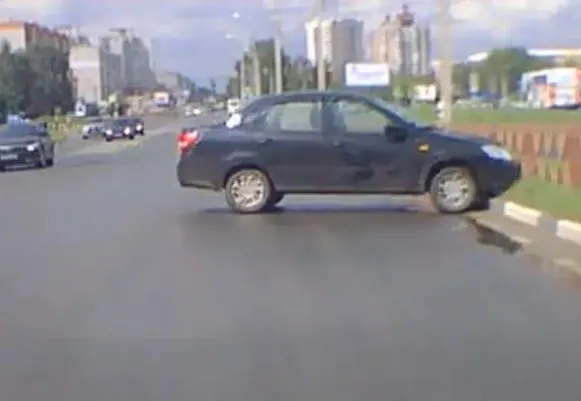 В Ярославле автомобиль-беспилотник совершил аварию