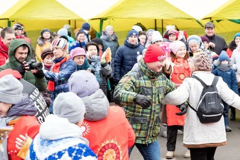 На Масленицу экс-мэр Ярославля сломал биту: видео