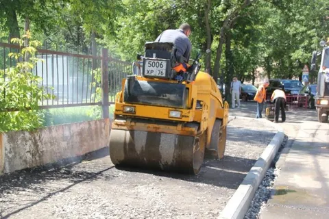 В районе школы-интерната для слабослышащих детей в Ярославле обустраивают тротуар