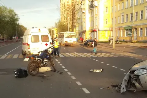 В Рыбинске столкнулись мотоцикл и иномарка