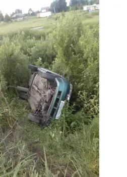 Под Рыбинском легковушка скатилась в кювет и перевернулась