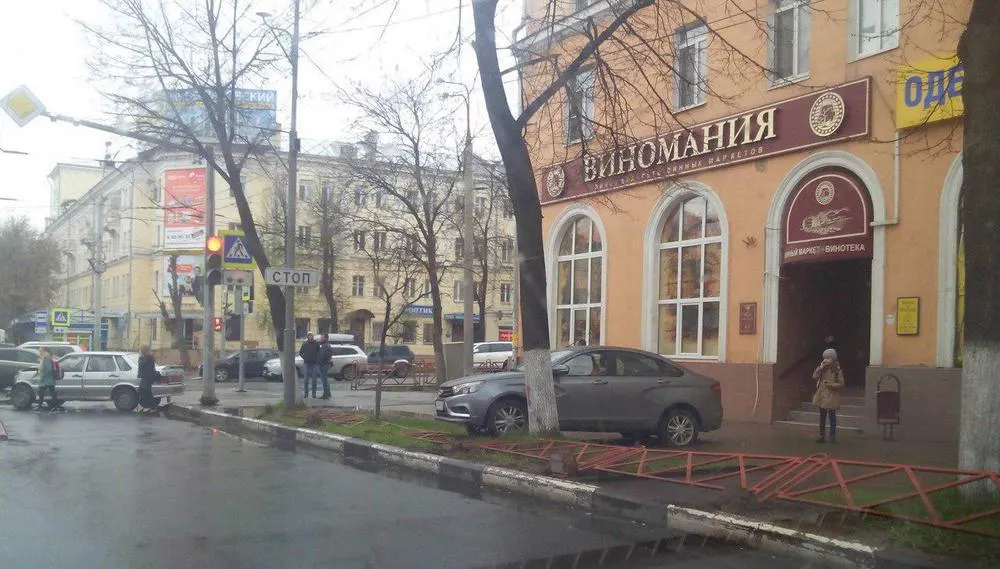 В центре Ярославля машина снесла забор у магазина «Виномания»