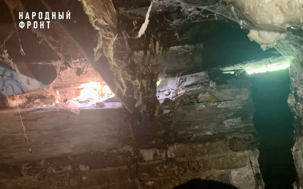 В Тутаевском районе дом с дырявой крышей признали аварийным