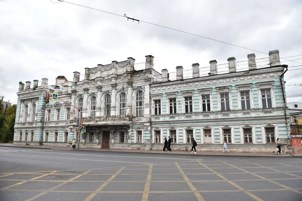 Власти боятся обрушения дома с атлантами в Ярославле