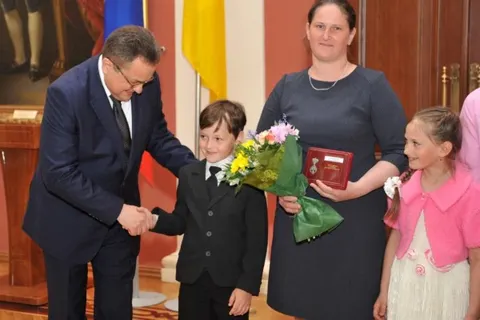 Одиннадцать ярославских семей награждены медалями «За верность родительскому долгу»