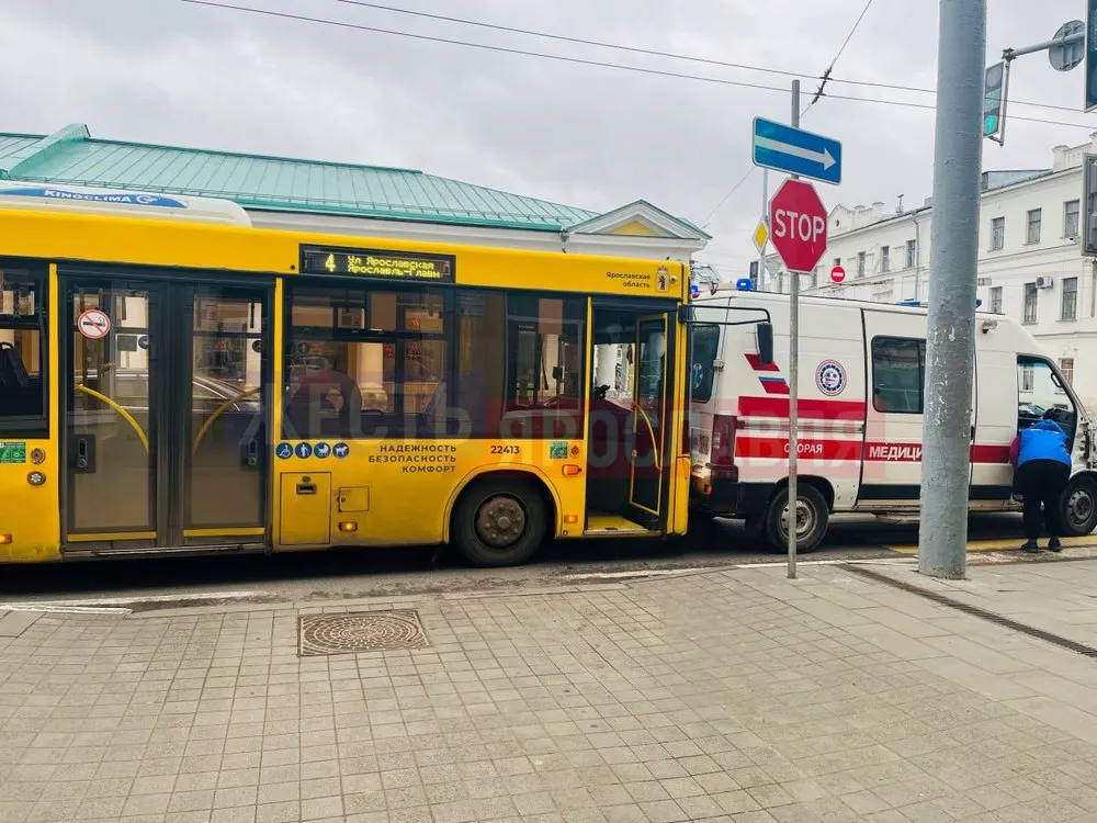 В Ярославле автобус догнал «скорую», приехавшую оказывать помощь пассажиру