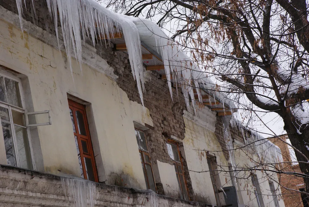 В Ярославле глыбы льда падают на прохожих