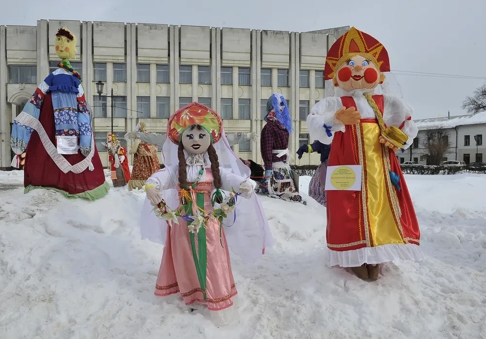 В центре Ярославля начался конкурс масленичных кукол. Фоторепортаж