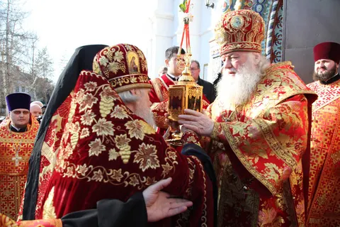 Благодатный огонь встретили в Ярославле