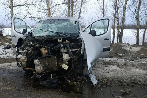 В Ярославле иномарка снесла столб: фото