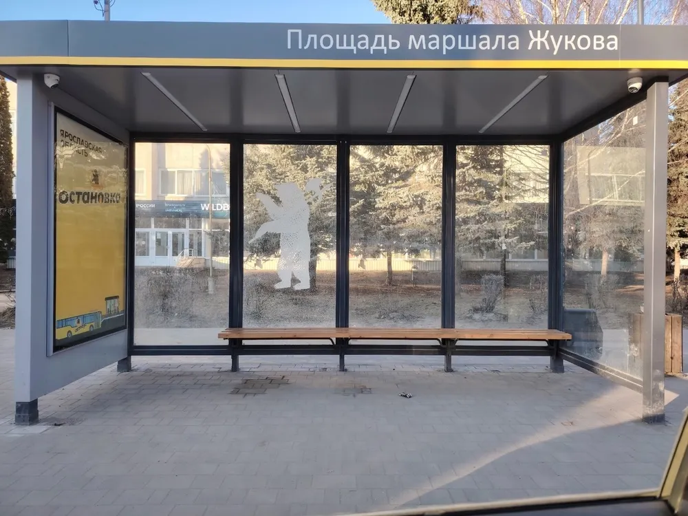 В Рыбинске лопнуло стекло на новой автобусной остановке